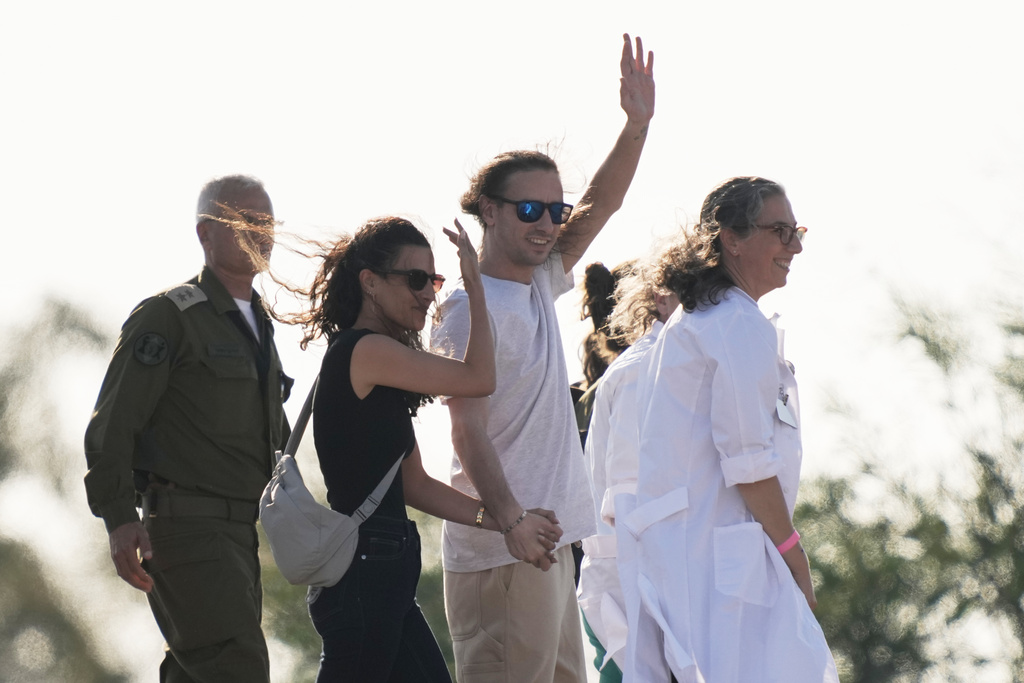 获释人质向民众致意。 获释人质向民众致意。