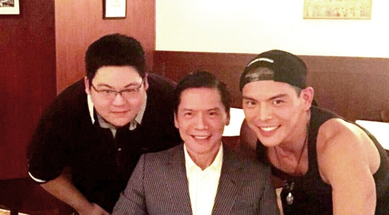 向华强有两名儿子,包括向佑(左)及向佐(右)。 向华强有两名儿子,包括向佑(左)及向佐(右)。