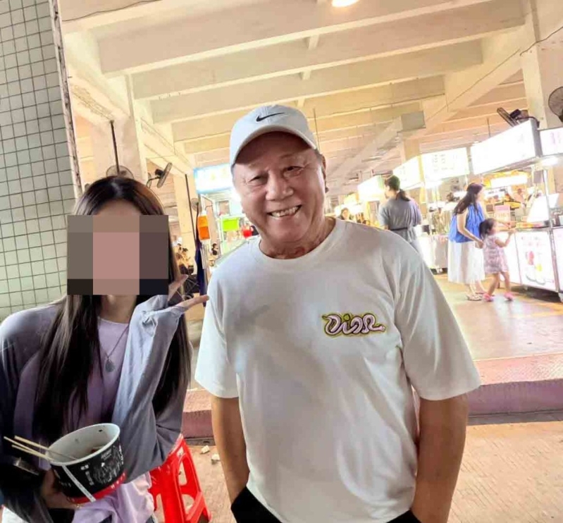 有网民日前在江门偶遇夏雨,网民指他比在加国生活时更有活力。 有网民日前在江门偶遇夏雨,网民指他比在加国生活时更有活力。