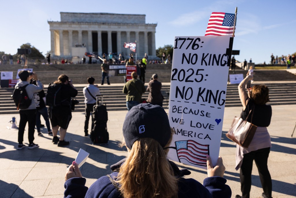 华盛顿林肯纪念堂外,一批反特朗普示威者聚集。 华盛顿林肯纪念堂外,一批反特朗普示威者聚集。
