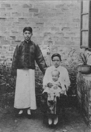 1923年杨振宁十个月大时与父母亲于合肥四古巷故居窗外