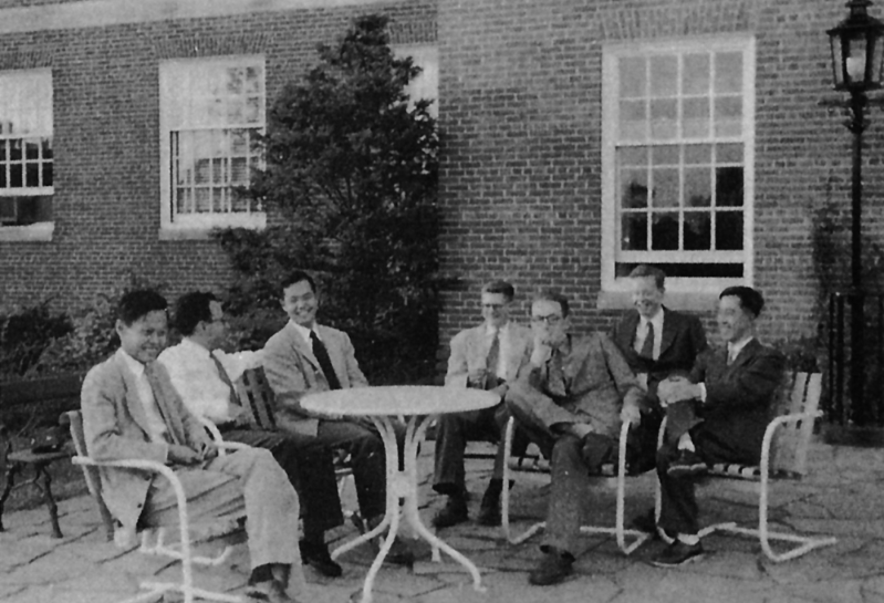 1952年秋杨振宁等物理学家于普林斯顿高等研究院