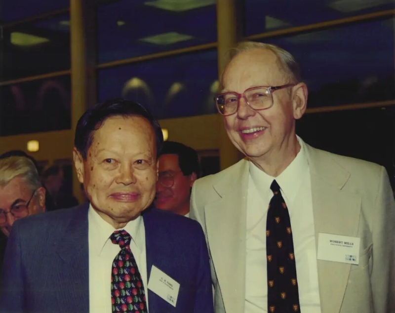 1999年杨振宁与米尔斯于石溪