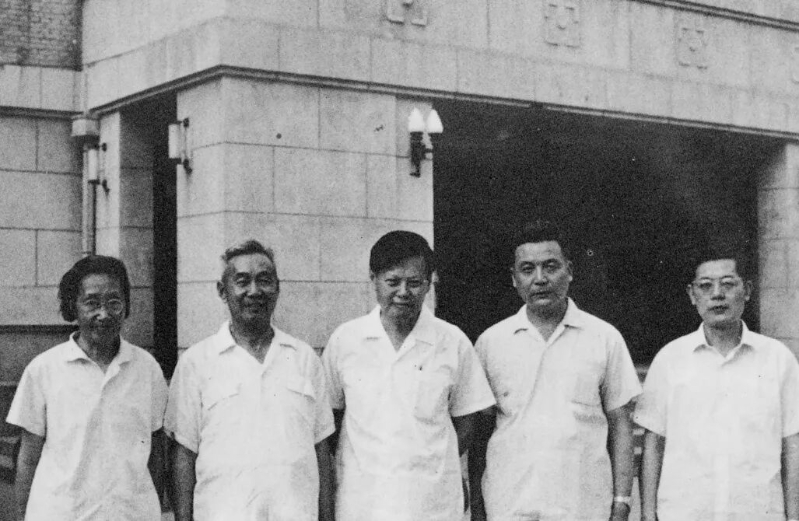 1972年杨振宁与王承书（左一）、张文裕（左二）、邓稼先（右二）、周光召（右一）于北京