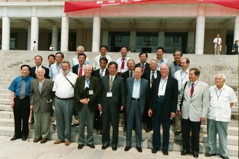 2002年杨振宁与出席清华大学举办的前沿科学国际研讨会的学者合影