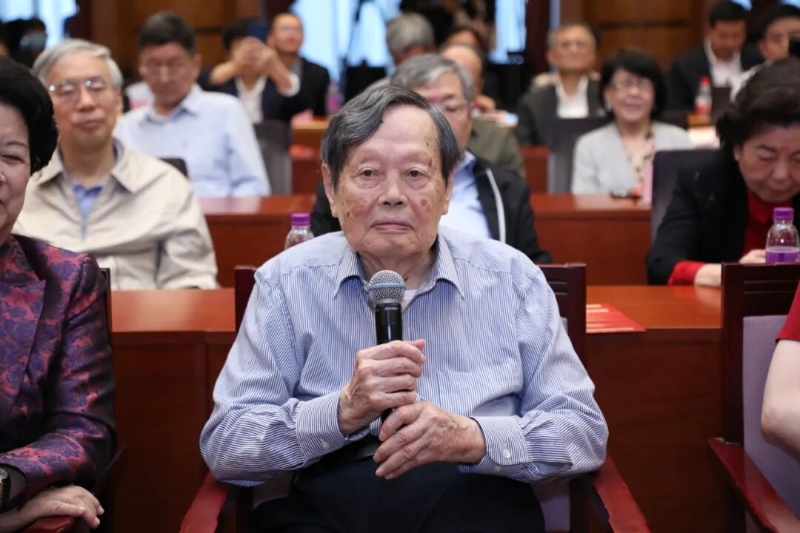 2021年杨振宁在清华大学举行的“杨振宁先生学术思想研讨会”上讲话