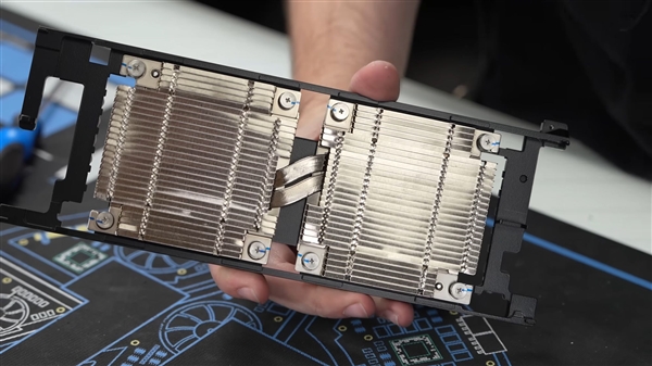 仅仅1万元!华为Atlas 300I DUO AI推理卡首次拆解:双芯合体 薄如蝉翼