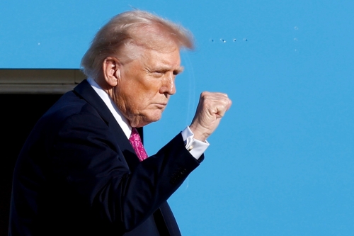 美国特朗普政府近几周免除数十类商品的对等关税,并且预告在与各国达成贸易协议时,进一步免除数百类商品关税。 美国特朗普政府近几周免除数十类商品的对等关税,并且预告在与各国达成贸易协议时,进一步免除数百类商品关税。