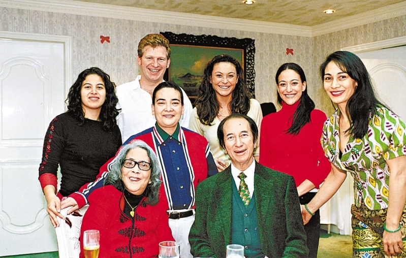 何鸿燊21岁便与“澳门第一美人”黎婉华（前左）结婚，并诞下一子三女。