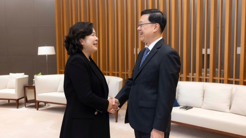 李家超与外交部副部长华春莹会面 李家超与外交部副部长华春莹会面