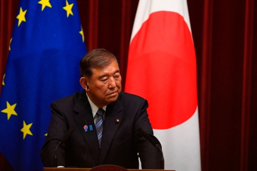 石破茂执政386天后，周二早上率内阁总辞。