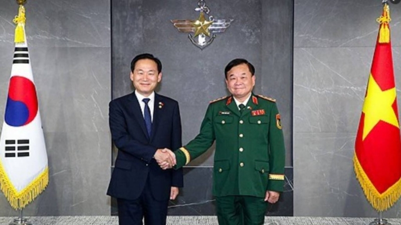 越南国防部副部长黄春战(右)被指9月访韩期间，涉嫌非礼韩方女公务员。