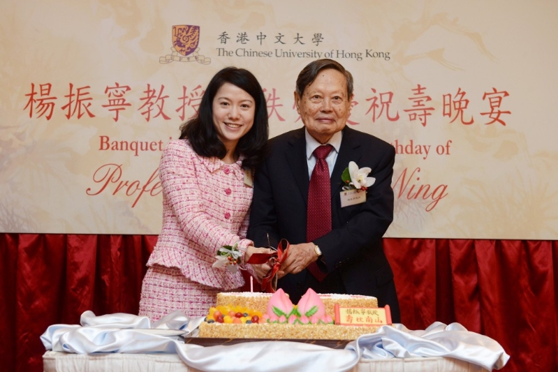 杨振宁与年纪相差54载的翁帆结婚,引起外界关注。 杨振宁与年纪相差54载的翁帆结婚,引起外界关注。