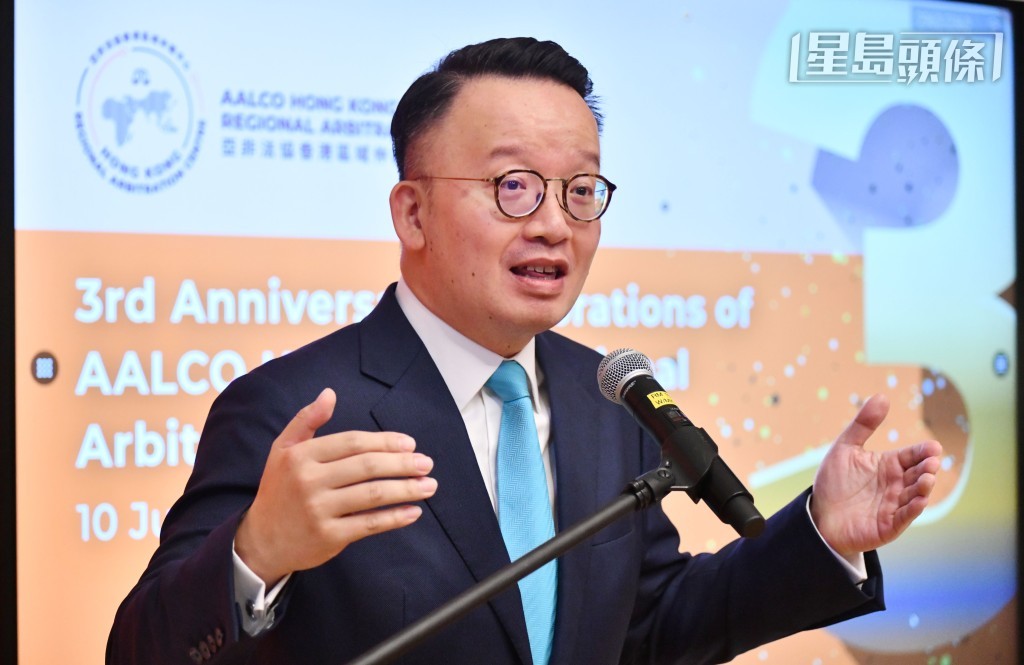 身兼港区全国人大代表的自由党副主席陈晓峰,将出战法律界。 身兼港区全国人大代表的自由党副主席陈晓峰,将出战法律界。