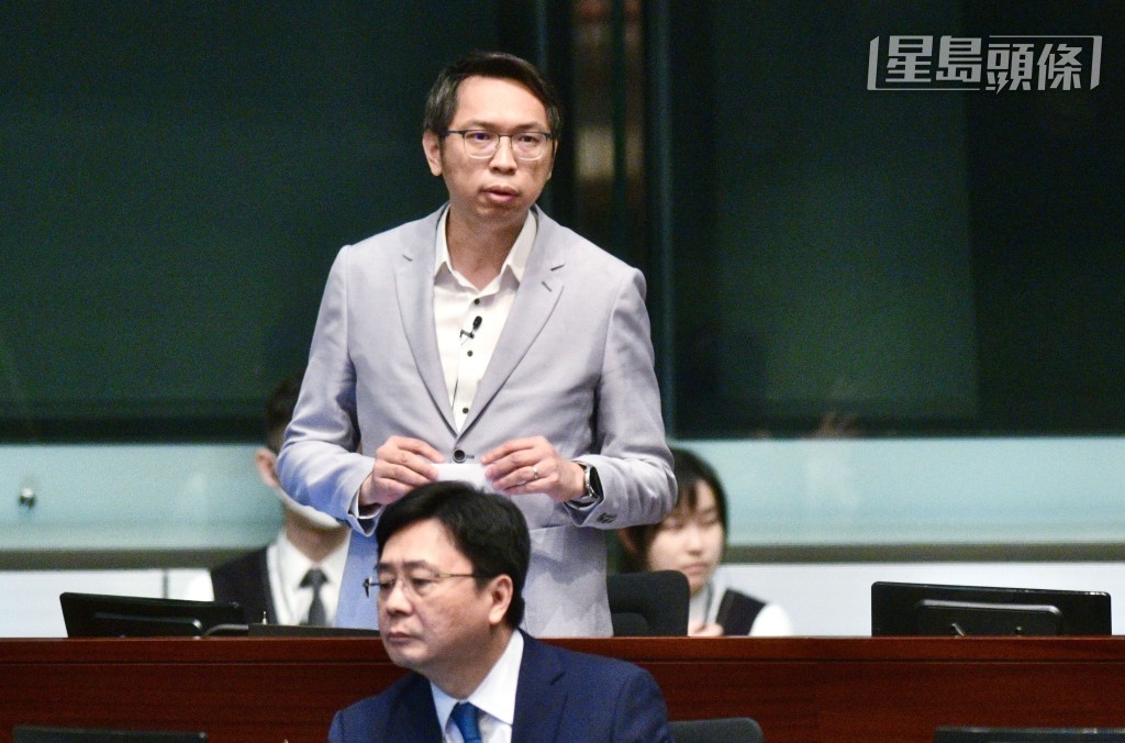 现任选委界议员陆颂雄再次转跑道,出战直选。 现任选委界议员陆颂雄再次转跑道,出战直选。