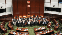 文章赞第七届立法会一些议员为推动爱国爱港力量新老交替、薪火相传,放弃竞逐连任,表现出高风亮节。 文章赞第七届立法会一些议员为推动爱国爱港力量新老交替、薪火相传,放弃竞逐连任,表现出高风亮节。