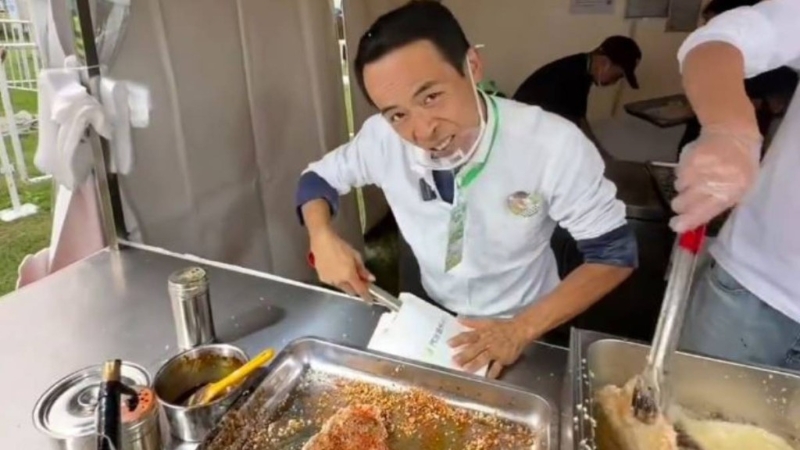 江西景德镇网红“鸡排哥”开启全国巡回炸鸡。