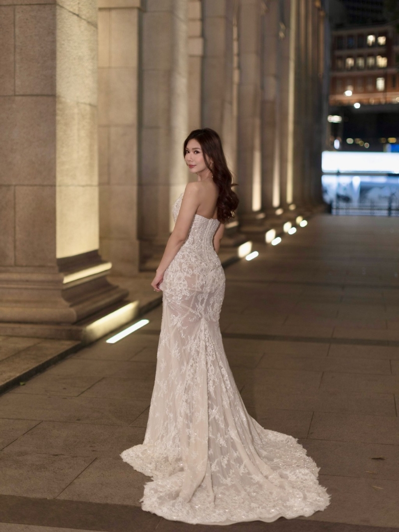 梁凯宁穿上一件拖尾婚纱，非常优雅。