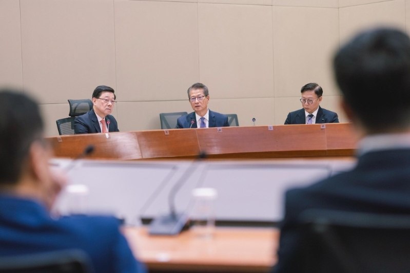 李家超(左)与团队召开会议学习四中全会精神。 李家超(左)与团队召开会议学习四中全会精神。