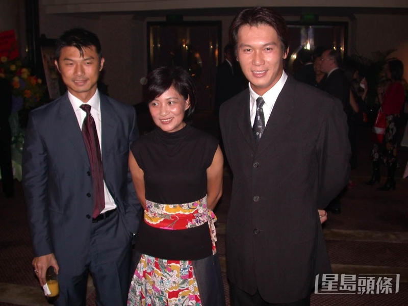 甄志强(右)当年与富婆赵金卿拍过拖。 甄志强(右)当年与富婆赵金卿拍过拖。