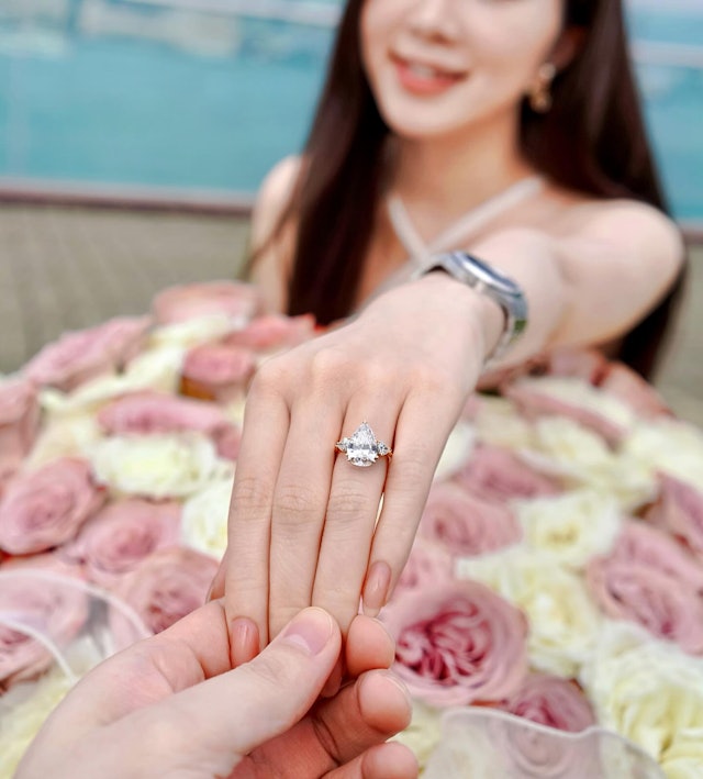 并晒出了一枚价值过百万的3.5卡钻戒。 并晒出了一枚价值过百万的3.5卡钻戒。