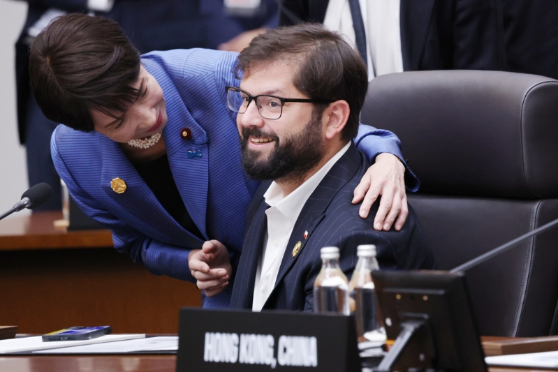 日相高市早苗1日在APEC峰会休息时间走到智利总统波里奇座椅旁边弯腰与他交谈 日相高市早苗1日在APEC峰会休息时间走到智利总统波里奇座椅旁边弯腰与他交谈