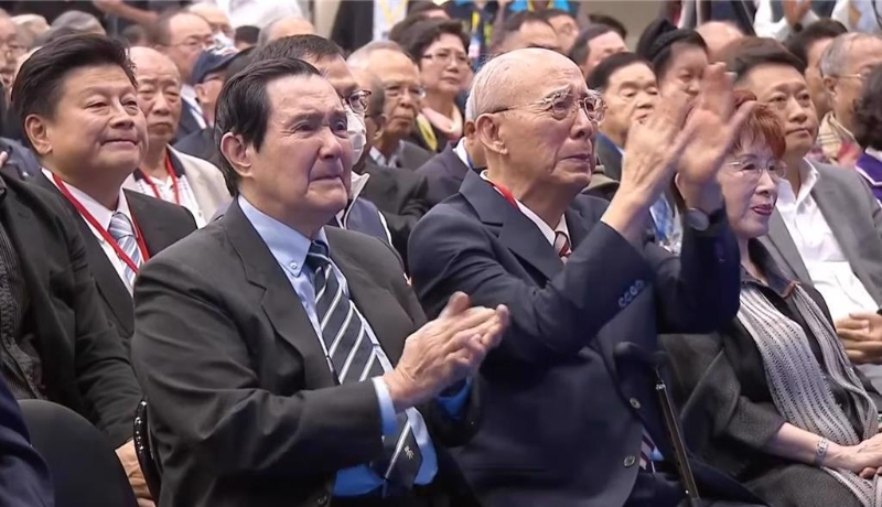 前台领导人马英九（左）与前主席吴伯雄（右）。