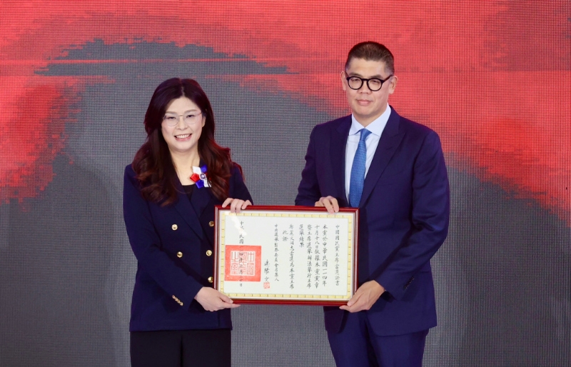 国民党第22届第一次“全代会”1日举行，国民党主席选监小组召集人连胜文把当选证书交给新任党主席郑丽文。