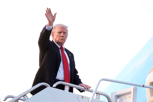 美国总统特朗普2日表示,美国不会将英伟达(NVIDIA)最先进芯片Blackwell给其他人。 美国总统特朗普2日表示,美国不会将英伟达(NVIDIA)最先进芯片Blackwell给其他人。