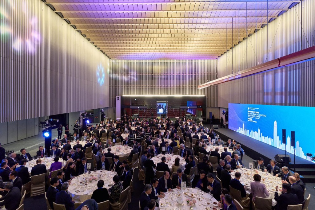 嘉宾出席在香港故宫文化博物馆举行的国际金融领袖投资峰会欢迎晚宴。 嘉宾出席在香港故宫文化博物馆举行的国际金融领袖投资峰会欢迎晚宴。