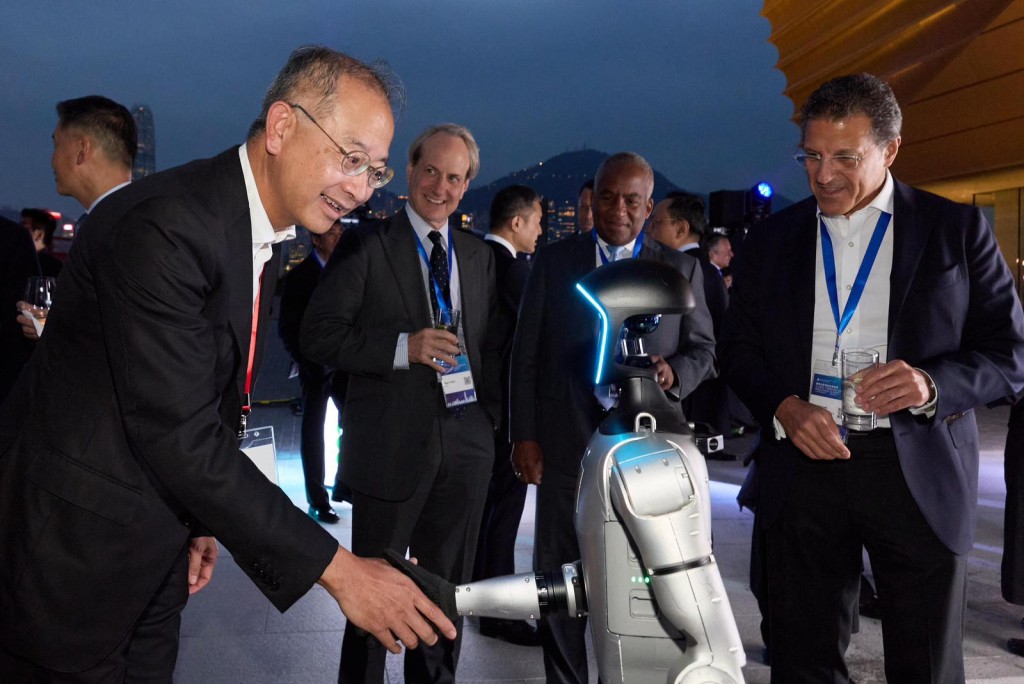 机械人为国际金融领袖投资峰会欢迎晚宴揭开序幕。 机械人为国际金融领袖投资峰会欢迎晚宴揭开序幕。