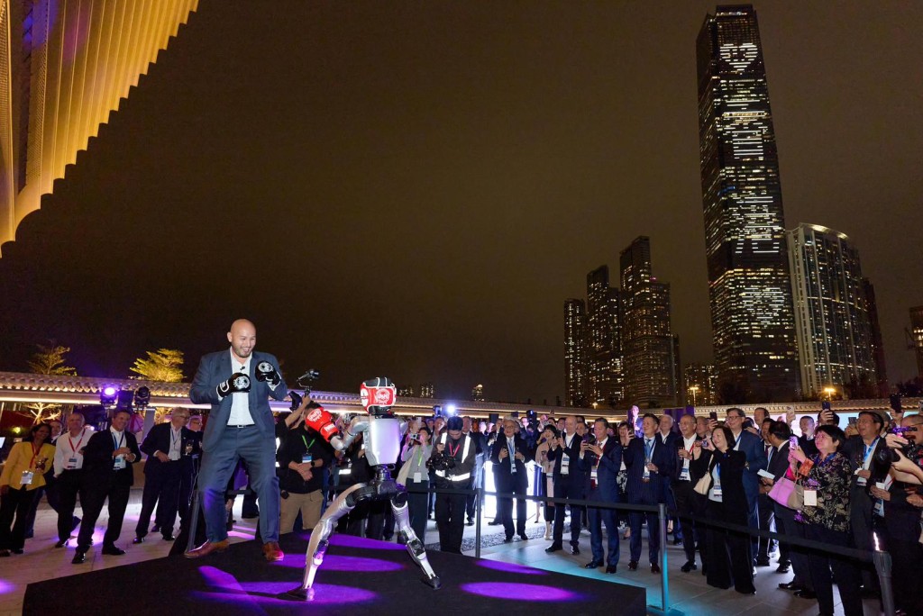 国际金融领袖投资峰会欢迎晚宴上机械人展示格斗技巧,为晚宴揭开序幕。 国际金融领袖投资峰会欢迎晚宴上机械人展示格斗技巧,为晚宴揭开序幕。