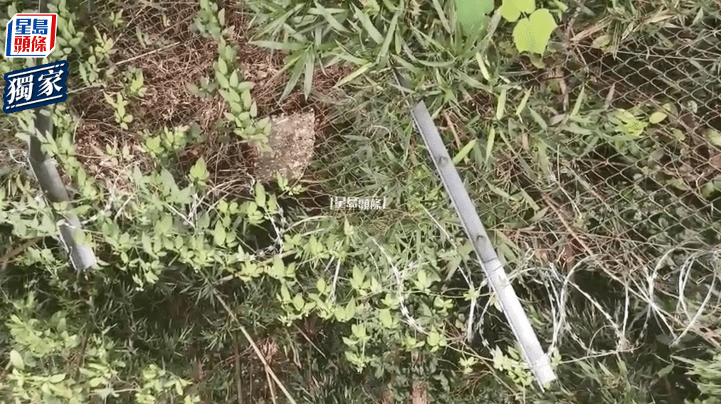 宝福山靠近山顶一处位置设置了新的铁丝网,据悉之前有人剪断该处围网,怀疑盗匪从此处离开宝福山范围。 宝福山靠近山顶一处位置设置了新的铁丝网,据悉之前有人剪断该处围网,怀疑盗匪从此处离开宝福山范围。