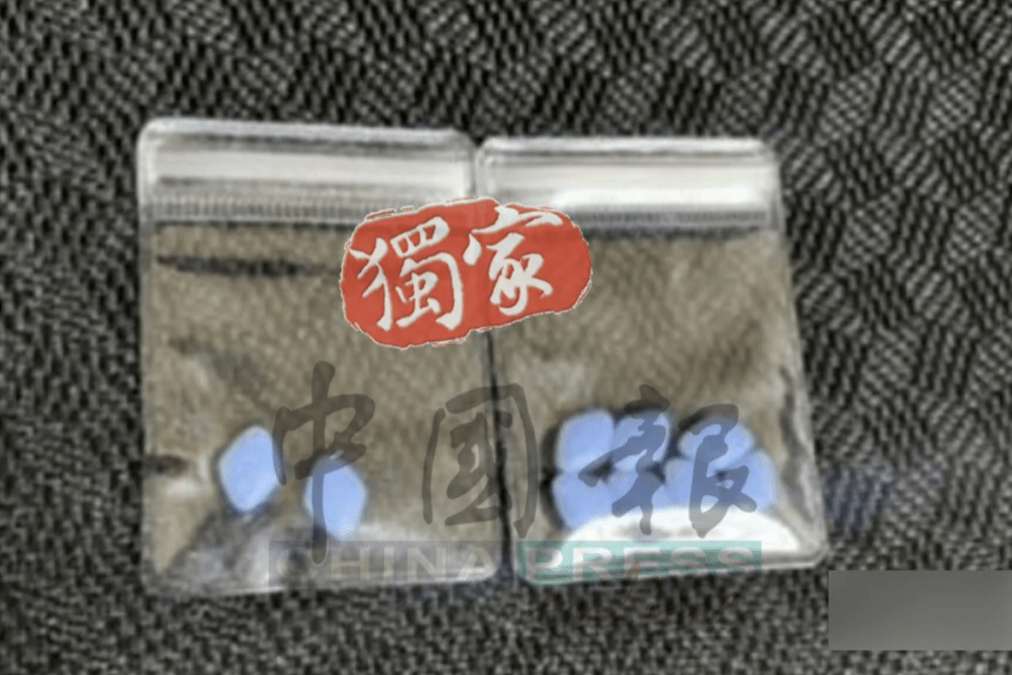 马国《中国报》公开的两张独家照片,可见黄明志遭警方押返警局调查,另一张则显示警方自他身上搜出9颗蓝色药丸。 马国《中国报》公开的两张独家照片,可见黄明志遭警方押返警局调查,另一张则显示警方自他身上搜出9颗蓝色药丸。