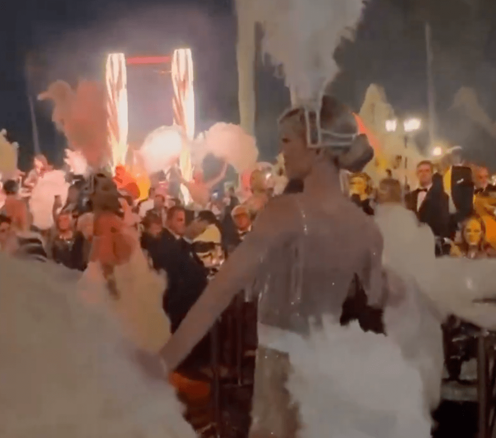 讽刺的是,就在4200万美国人担心温饱之际,特朗普10月31日晚于私人庄园举行奢华派对。 讽刺的是,就在4200万美国人担心温饱之际,特朗普10月31日晚于私人庄园举行奢华派对。