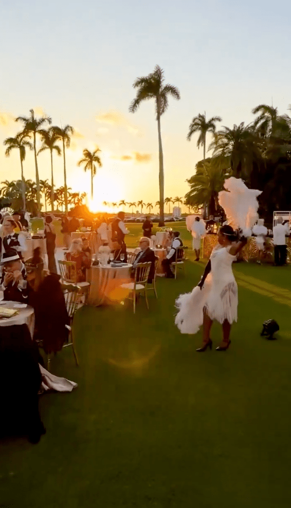 派对衣香鬓影,舞者穿着复古连身裙,手持羽毛扇于宾客间起舞。 派对衣香鬓影,舞者穿着复古连身裙,手持羽毛扇于宾客间起舞。