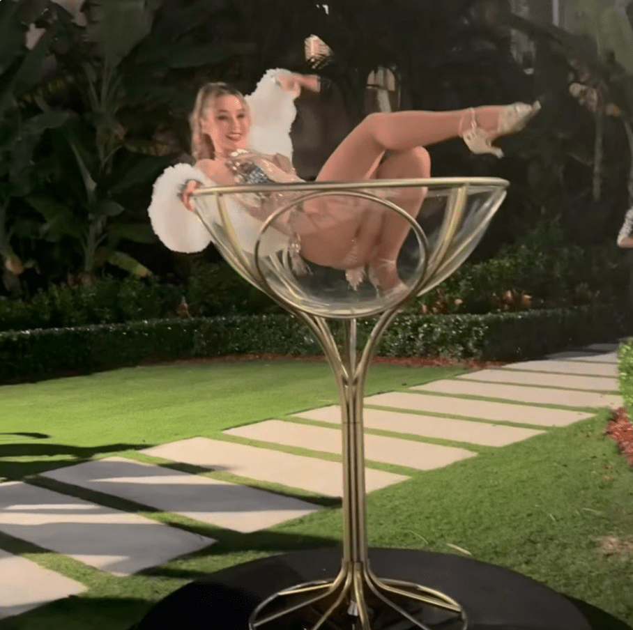 有人在巨型金色马天尼酒杯中表演 有人在巨型金色马天尼酒杯中表演