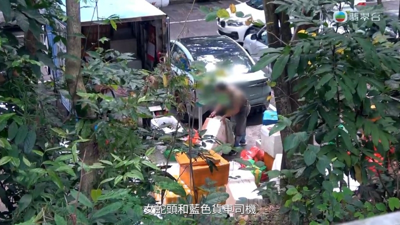 大量工人拆货。 大量工人拆货。