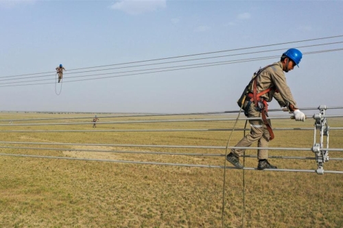 电力逐绿而行3项能源工程齐发力。图为新疆环塔里木盆地750千伏输变电线路