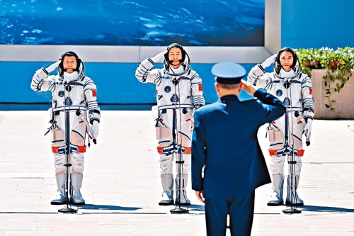 神舟二十号三名航天员今年4月在酒泉卫星发射中心出征。 神舟二十号三名航天员今年4月在酒泉卫星发射中心出征。