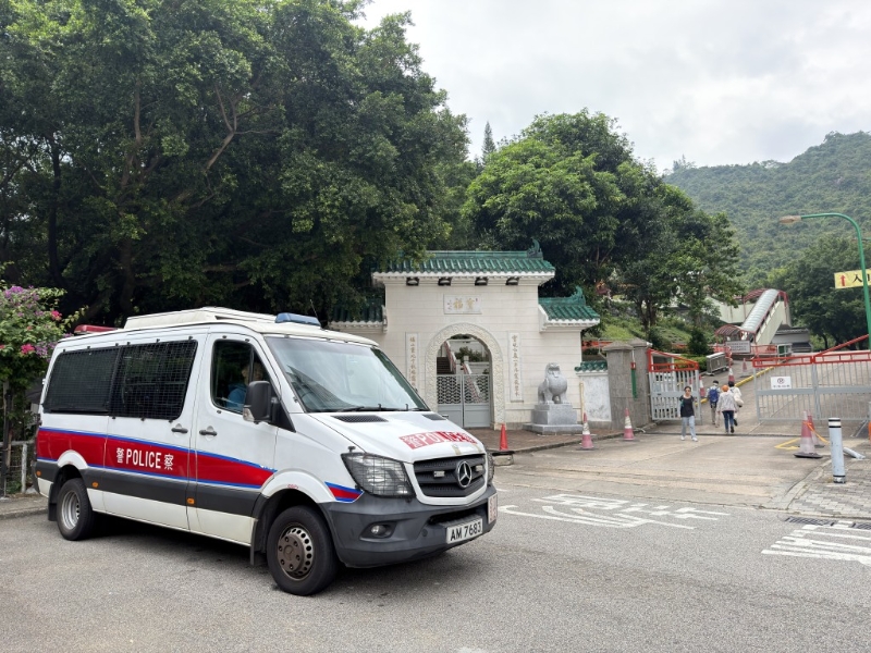 沙田宝福山发生盗窃骨灰勒索事件后,警方加强在附近巡逻。 沙田宝福山发生盗窃骨灰勒索事件后,警方加强在附近巡逻。