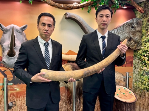 海关有组织罪案调查科高级监督王礼庸(左)及监督张文杰(右)指出，濒危物种走私活动主要透过旅客、货运及邮包3个渠道进行。