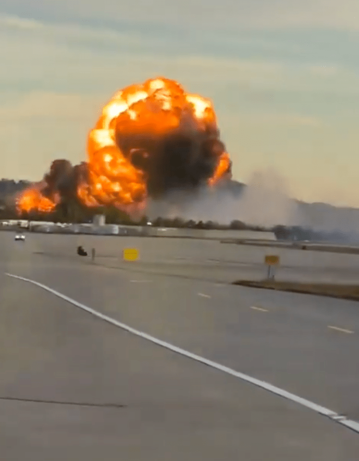 机身爆炸,冒出巨大骇人火球。 机身爆炸,冒出巨大骇人火球。