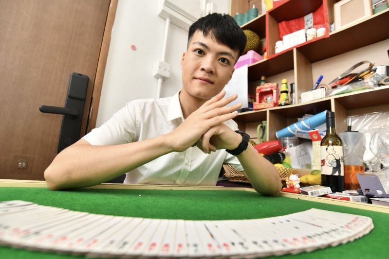 这位新晋网红叫做“麻成”,本名蔡志城,今年23岁。 这位新晋网红叫做“麻成”,本名蔡志城,今年23岁。