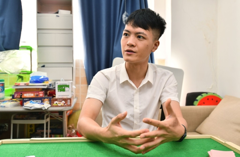 意识到啤牌课程未必能成为主业时,麻成便一边经营社交平台,一边寻找其他出路。 意识到啤牌课程未必能成为主业时,麻成便一边经营社交平台,一边寻找其他出路。