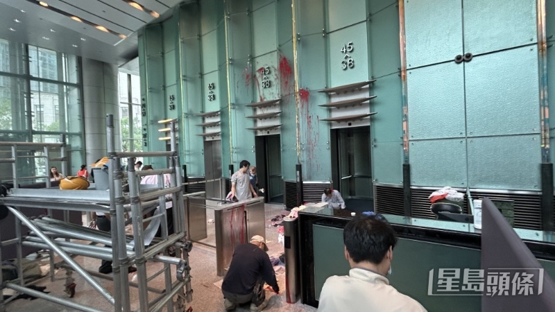 电梯大堂多处有油迹 电梯大堂多处有油迹