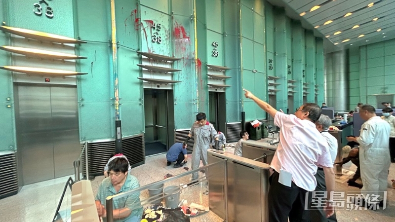 电梯大堂多处有油迹。 电梯大堂多处有油迹。