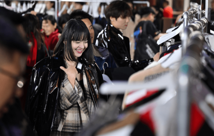 非官方中国服务业PMI上月降至52.6