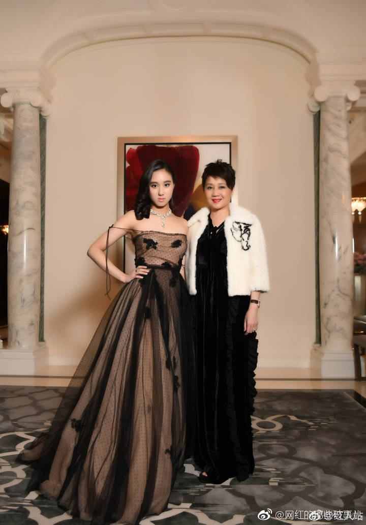 何超欣2017年参加巴黎名媛舞会,亮相国际名媛圈子。 何超欣2017年参加巴黎名媛舞会,亮相国际名媛圈子。