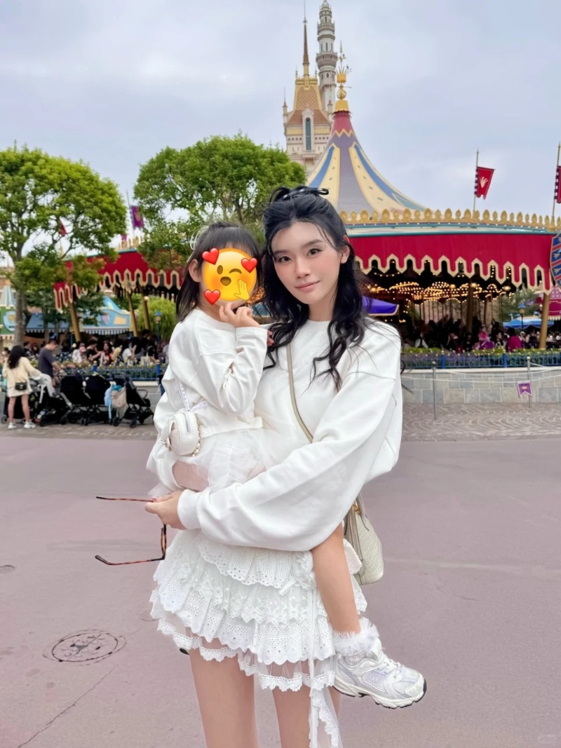 奚梦瑶在小红书分享两母女合照。 奚梦瑶在小红书分享两母女合照。